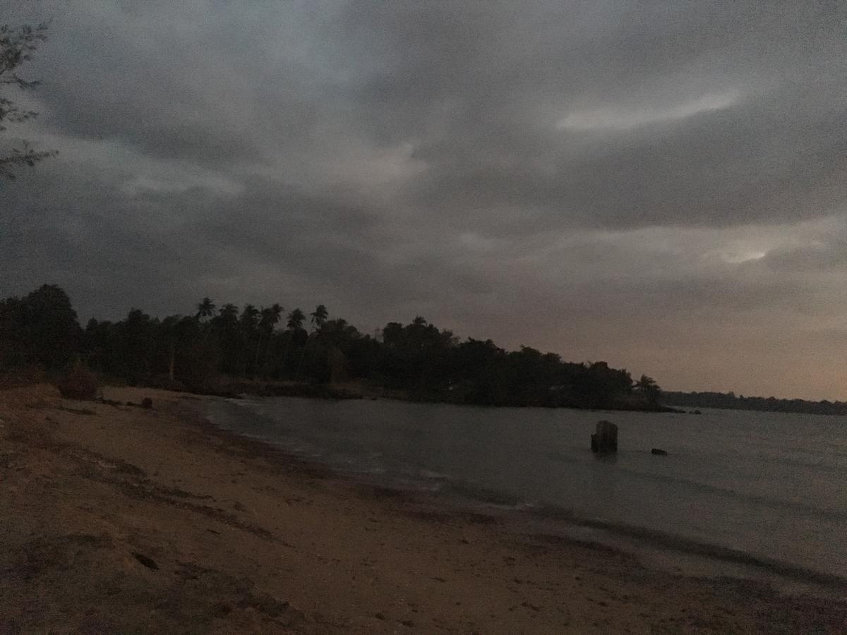 Отель Sleep Soundly By The Sea Трат Экстерьер фото